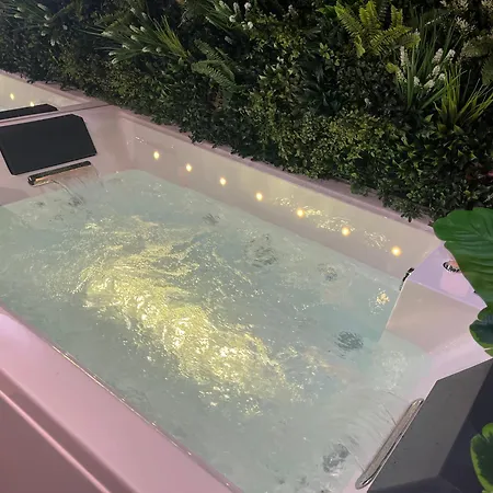 L'elegance - Charme - Secret - Jacuzzi - Parking Apartament *